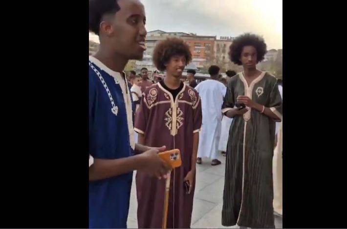 Melike Hatun camisinde bayram namazı sonrası. Yer: Maalesef Türkiye Cumhuriyeti'nin başkenti Ankara - Resim: 8